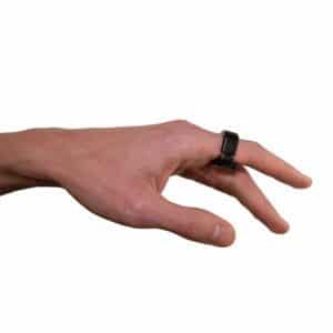 Anillo oxímetro OtwoFellow colocado en el dedo para medir la oximetría nocturna
