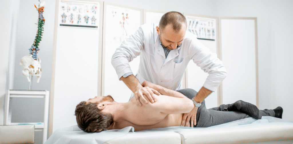 Tratamiento de fisioterapia con tecnología láser en clínica: terapia manual y tecnología aplicada en consulta profesional